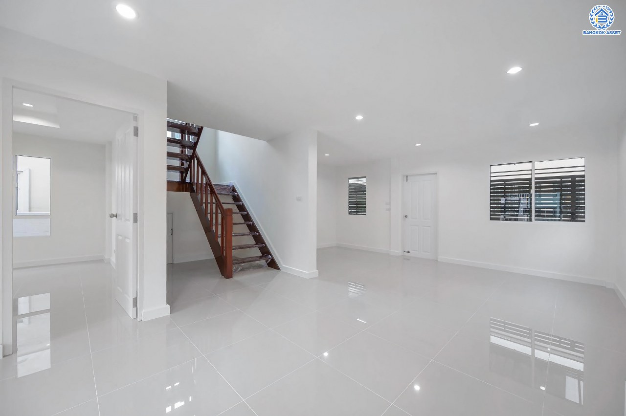 บ้านมือสองตกแต่งใหม่ โครงการ ชวนชื่น กรีนบาวด์ เนื้อที่ 54 ตร.ว. ฟังก์ชัน 3 ห้องนอน 3 ห้องน้ำ 1 ห้องอเนกประสงค์ จอดรถได้ 2 คัน บรรยากาศเงียบสงบเป็นส่วนตัว สิ่งอำนวยความสะดวกมากมาย! บนทำเลศักยภาพ หน้าโครงการติดถนนใหญ่ ใกล้จุดขึ้นทางด่วน "ศรีสมาน"